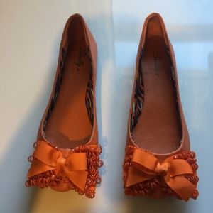 Shullys Womens Orange flat with Bow. Size 7